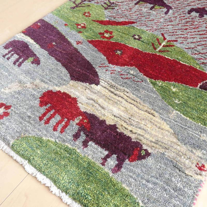 丁寧に手織りされたウールのギャッベラグが、ペルシャ絨毯専門店の通販で購入できる、多彩な色合いと動物模様が際立っている。