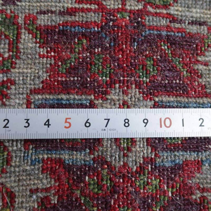 手織りのウール素材で丁寧に織られたペルシャ絨毯のギャッベラグが、定規とともに細やかな織り目が際立っている。