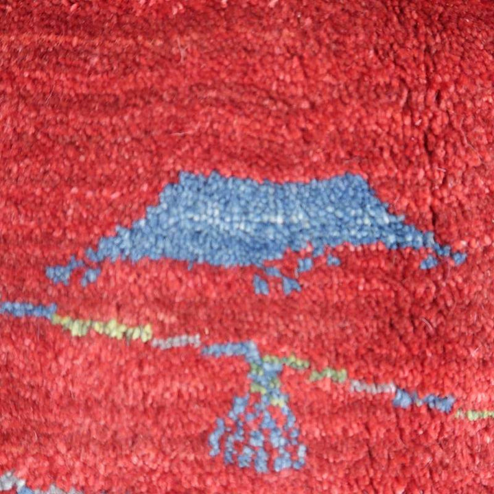 赤と青のコントラストが美しいギャッベの手織りラグが、ウールの質感とともに専門店の通販で楽しめる。