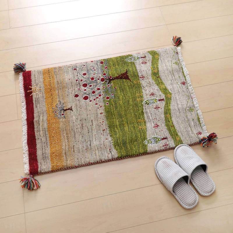 手織りのギャッベラグがペルシャ絨毯専門店から通販で購入可能、玄関先でぬくもりを添えている様子が見える。