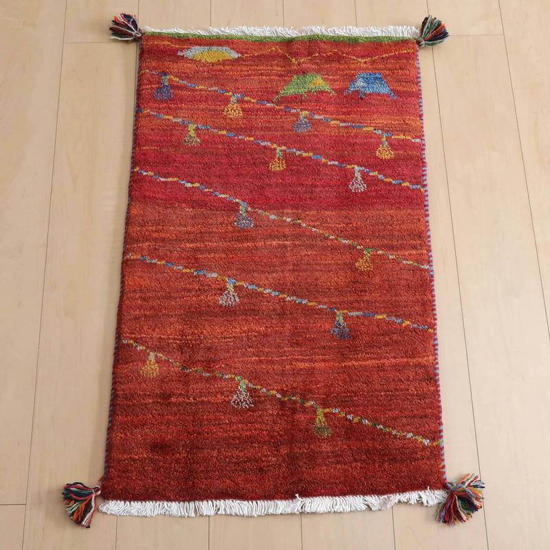 ギャッベ／ルリバフ 93×57cm（HSS-73074）は、鮮やかな赤を基調にした手織りのギャッベラグが、ウール素材の温かみをもって床に広がっている。