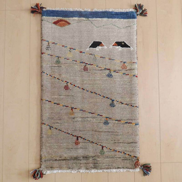 ギャッベ／ルリバフ 93×57cm（HSS-73109）は、手織りのギャッベラグが床に広がり、ペルシャ絨毯の温かみあるウール素材と色とりどりの模様が穏やかな雰囲気を醸し出している。