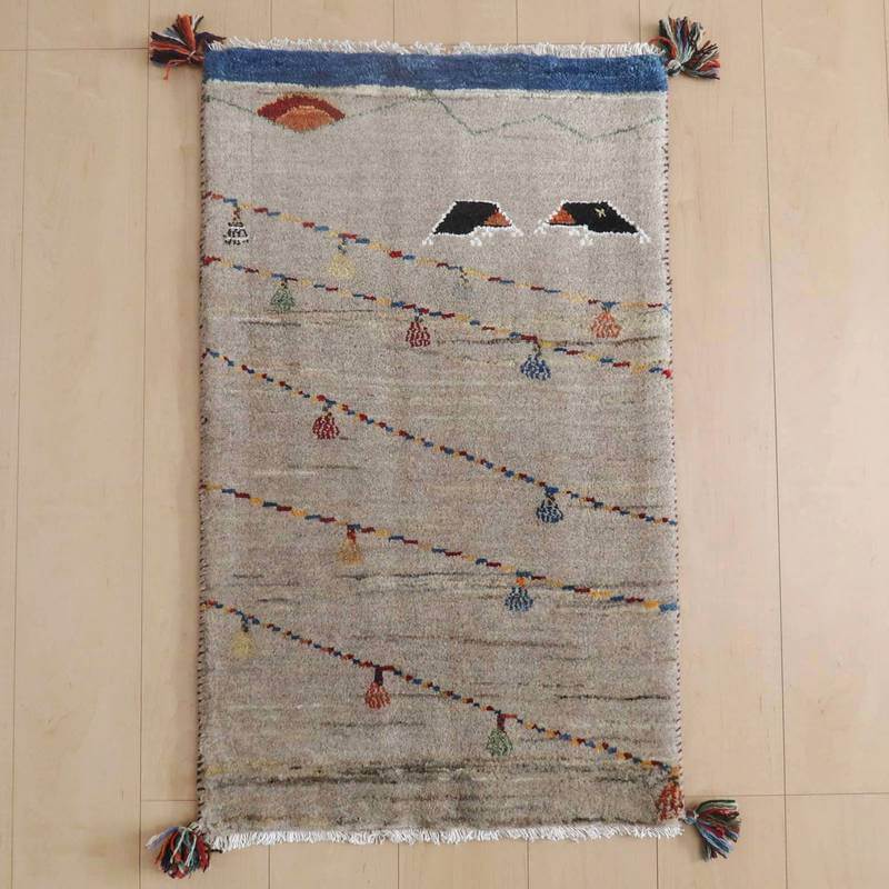 ギャッベ／ルリバフ 93×57cm（HSS-73109）は、手織りのギャッベラグが床に広がり、ペルシャ絨毯の温かみあるウール素材と色とりどりの模様が穏やかな雰囲気を醸し出している。