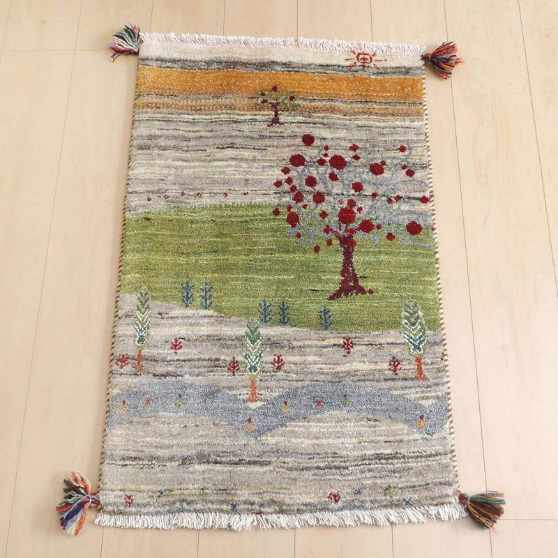 ギャッベ／ルリバフ 91×57cm（HSS-73129）は、手織りのウールで丁寧に作られたギャッベのラグが、ペルシャ絨毯専門店の通販で提供され、豊かな自然のモチーフが床に広がっています。