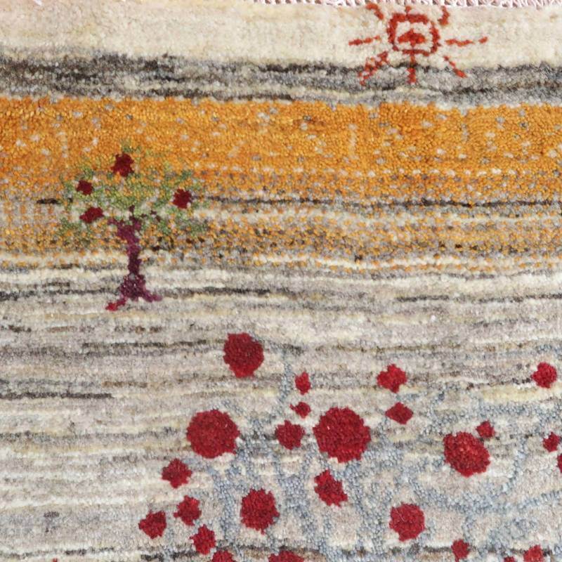 手織りのギャッベラグが鮮やかな赤とオレンジの模様で彩られ、自然の風景がウールの織り目に繊細に表現されている。