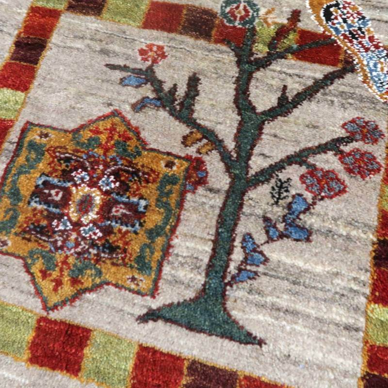 手織りのギャッベラグが描くペルシャ絨毯の伝統的な模様と色彩が、ウールの柔らかさと共に際立っている。