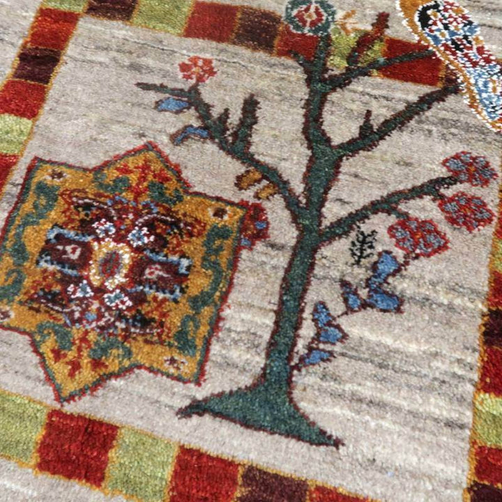 手織りのギャッベラグが描くペルシャ絨毯の伝統的な模様と色彩が、ウールの柔らかさと共に際立っている。