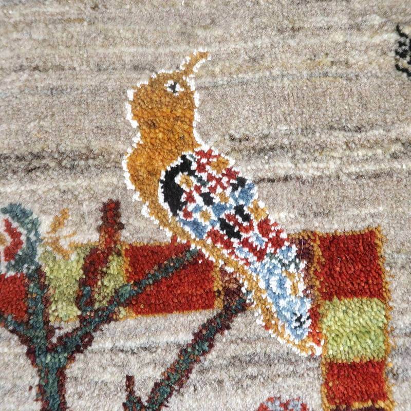 カラフルな鳥の模様が丁寧に手織りされたウールのギャッベラグが、ペルシャ絨毯専門店の通販で見ることができる。
