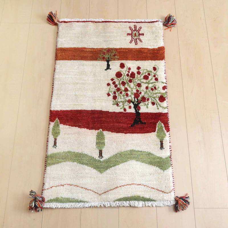 ギャッベ／ルリバフ 90×54cm（HSS-73166）は、手織りのウールで作られたギャッベラグが、温かみのあるペルシャ絨毯専門店の通販で、赤と緑の木々が描かれたデザインが床に映えている。