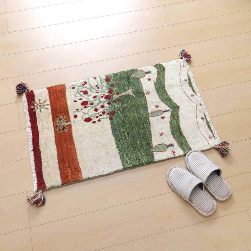 手織りのペルシャ絨毯を思わせる色鮮やかなギャッベラグが、木目調の床にぬくもりを添えている。