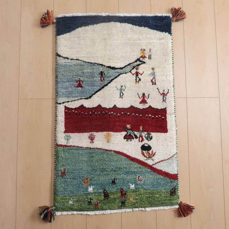 ギャッベ／ルリバフ 88×54cm（HSS-73208）は、カラフルなタッセルがアクセントとなり、手織りで温かみのあるウールのギャッベラグが床に広がり、繊細なペルシャ絨毯の模様が楽しめる。