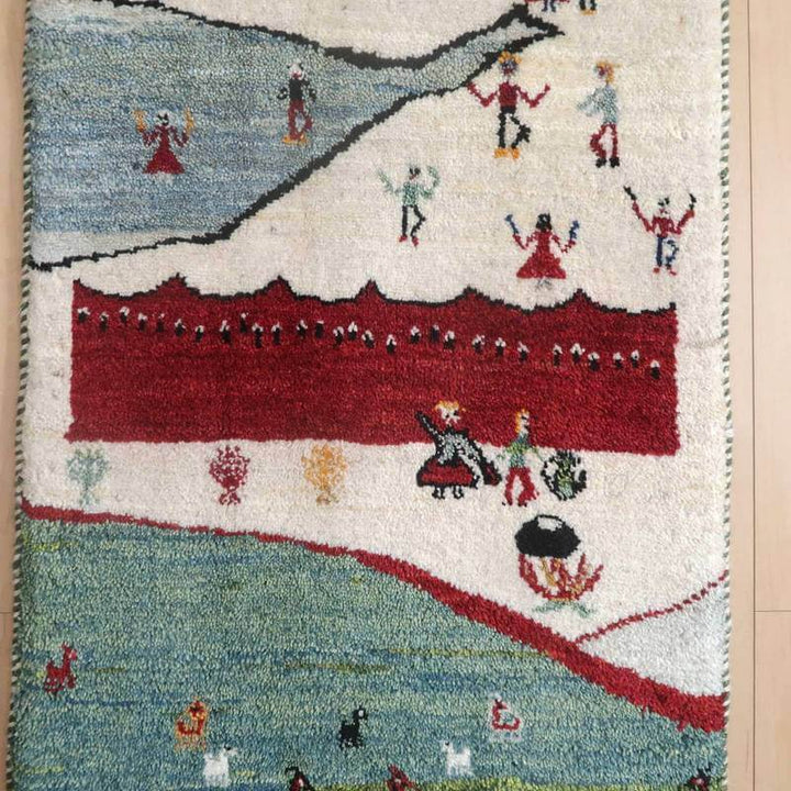 手織りのギャッベラグは、ペルシャ絨毯の伝統的な模様と温かみのあるウール素材が特徴で、通販専門店の床に色とりどりに敷かれている。