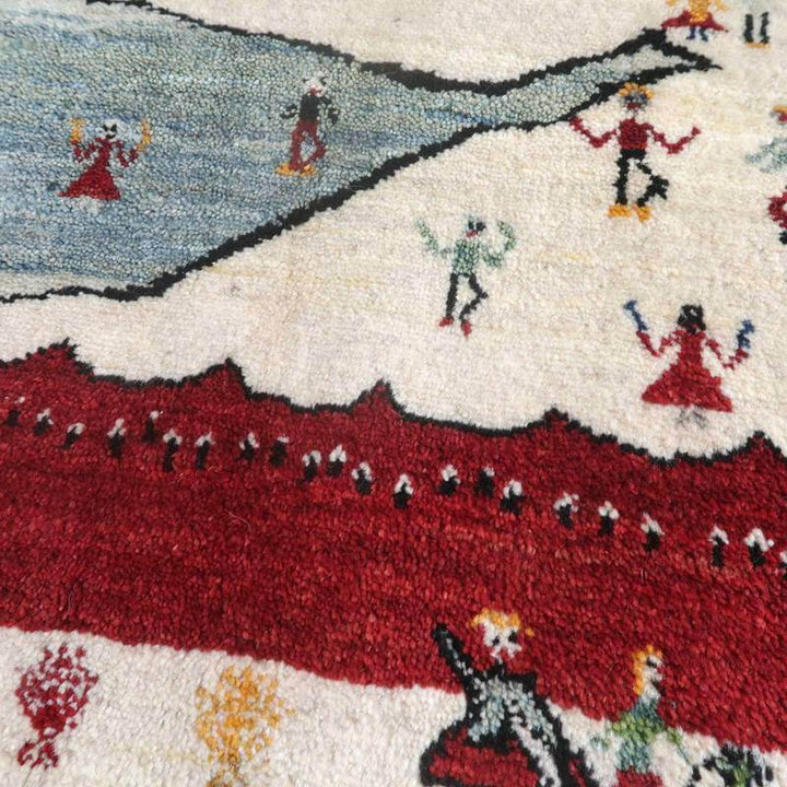 色鮮やかな模様が魅力的な手織りのギャッベラグが、ペルシャ絨毯専門店の通販で提供され、繊細なウールの織り目が際立っている。