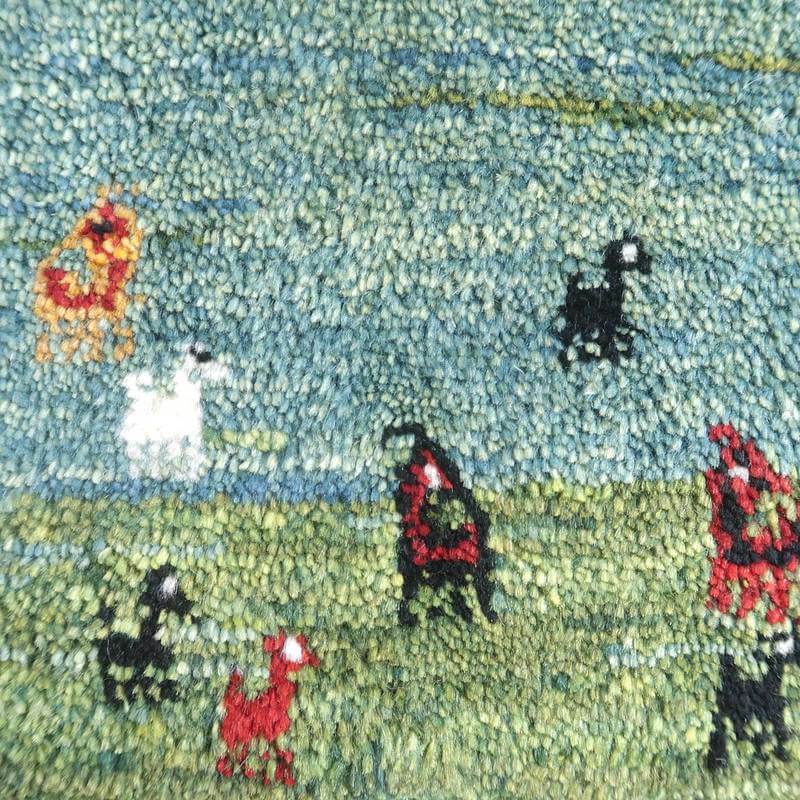 丁寧に手織りされたペルシャ絨毯のギャッベラグが、ウール素材の温かみを感じさせる動物模様で彩られている。