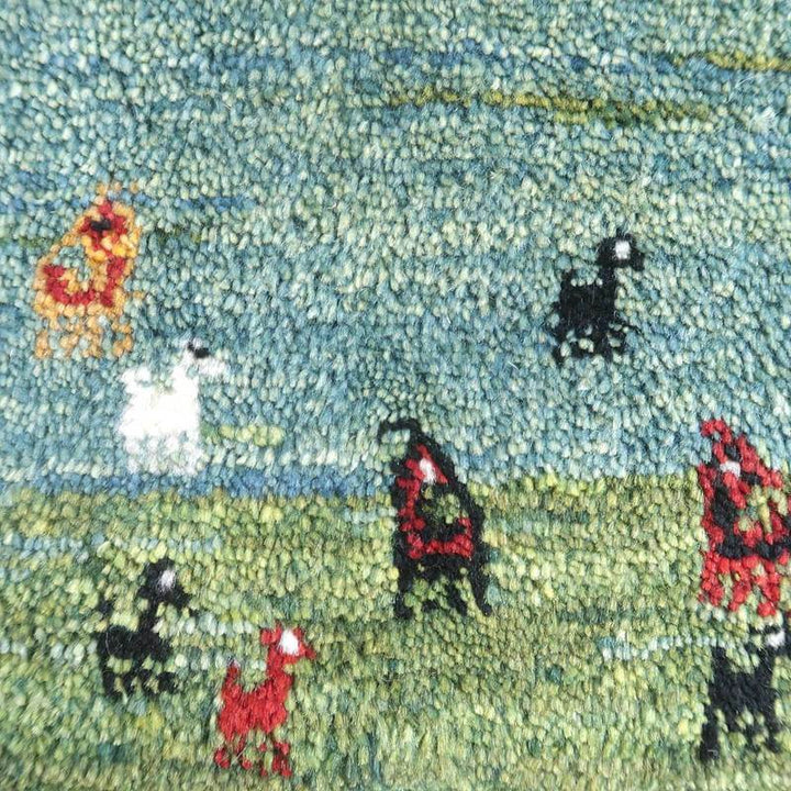 丁寧に手織りされたペルシャ絨毯のギャッベラグが、ウール素材の温かみを感じさせる動物模様で彩られている。