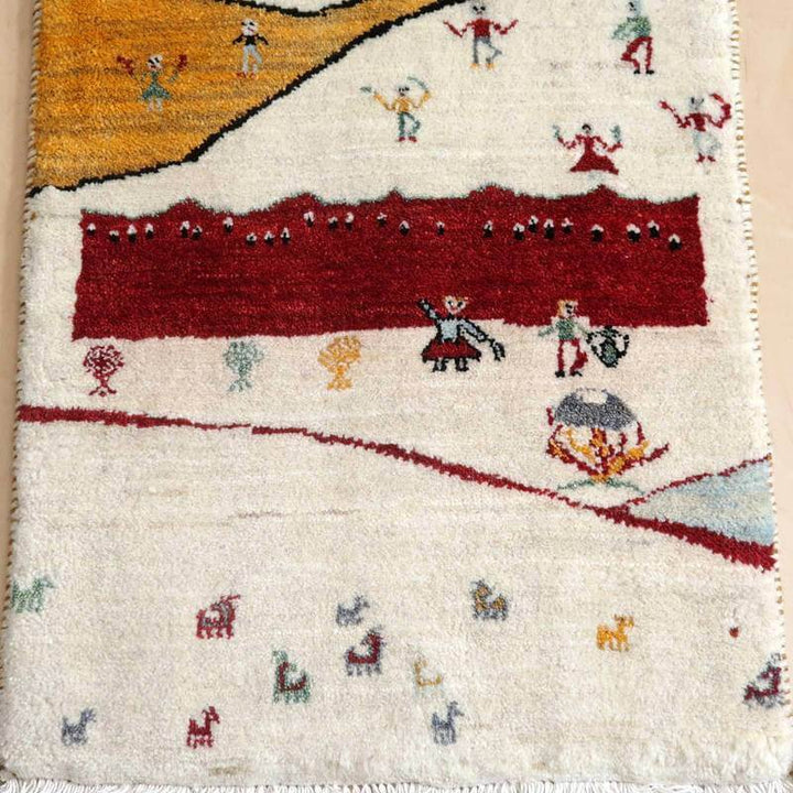 色鮮やかな模様と細かな手織りが特徴のギャッベラグが床に敷かれており、温かみのあるペルシャ絨毯の魅力が際立っている。