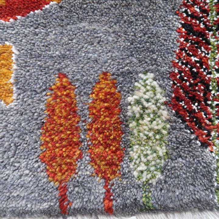 手織りのペルシャ絨毯ギャッベの色鮮やかな模様が、ウールの温かみとともに繊細に際立っている様子が見える。