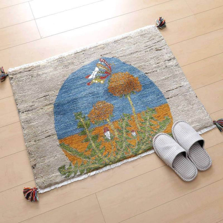 ギャッベ／ルリバフ 89×66cm（HSS-77737）は、手織りのウール素材が温もりを感じさせるペルシャ絨毯のギャッベラグが、床の上で鮮やかな色彩とともに丁寧に敷かれている。