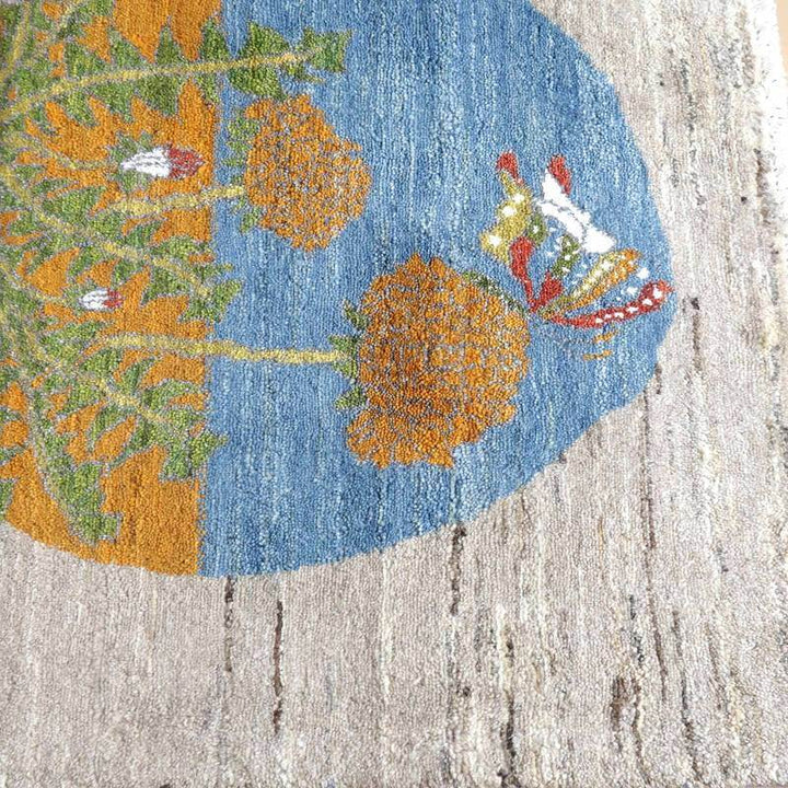 青とオレンジの花柄が美しく手織りされたウールのギャッベラグが、ペルシャ絨毯専門店の通販サイトで見える。