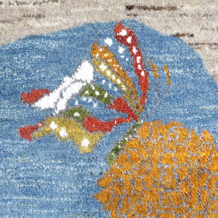 鮮やかな色合いで蝶が描かれた手織りのギャッベラグが、ペルシャ絨毯専門店の通販で購入できる。