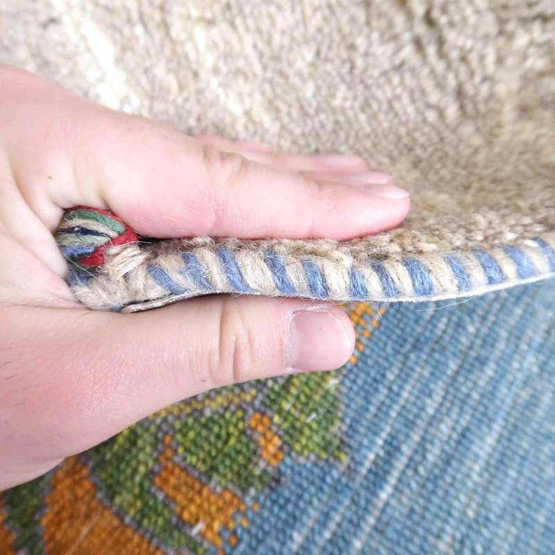 手織りのギャッベラグの厚みと縁が、ウールの質感と共に丁寧に際立ち、専門店通販の魅力が伝わる。