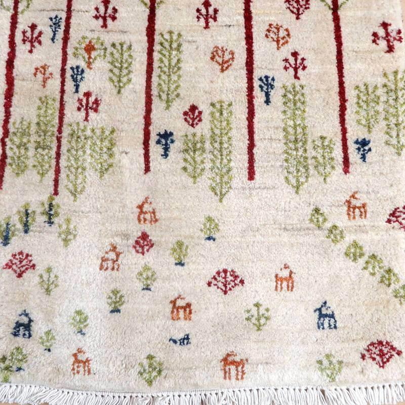 色とりどりの模様が温かみを感じさせるウール製の手織りギャッベラグが床に並んでいる。