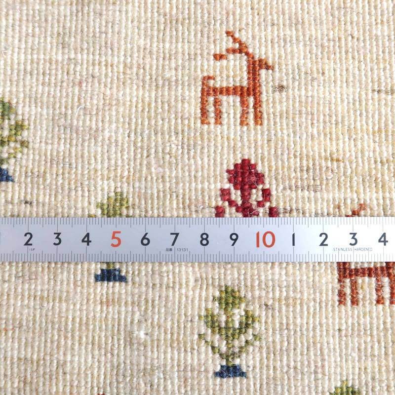 手織りのウールで丁寧に作られたギャッベラグの織り目が定規によって細かく示され、ペルシャ絨毯専門店の通販で購入できる。