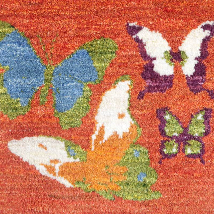 色とりどりの蝶が舞う手織りウールのギャッベラグが、ペルシャ絨毯専門店の通販で見つけられる。