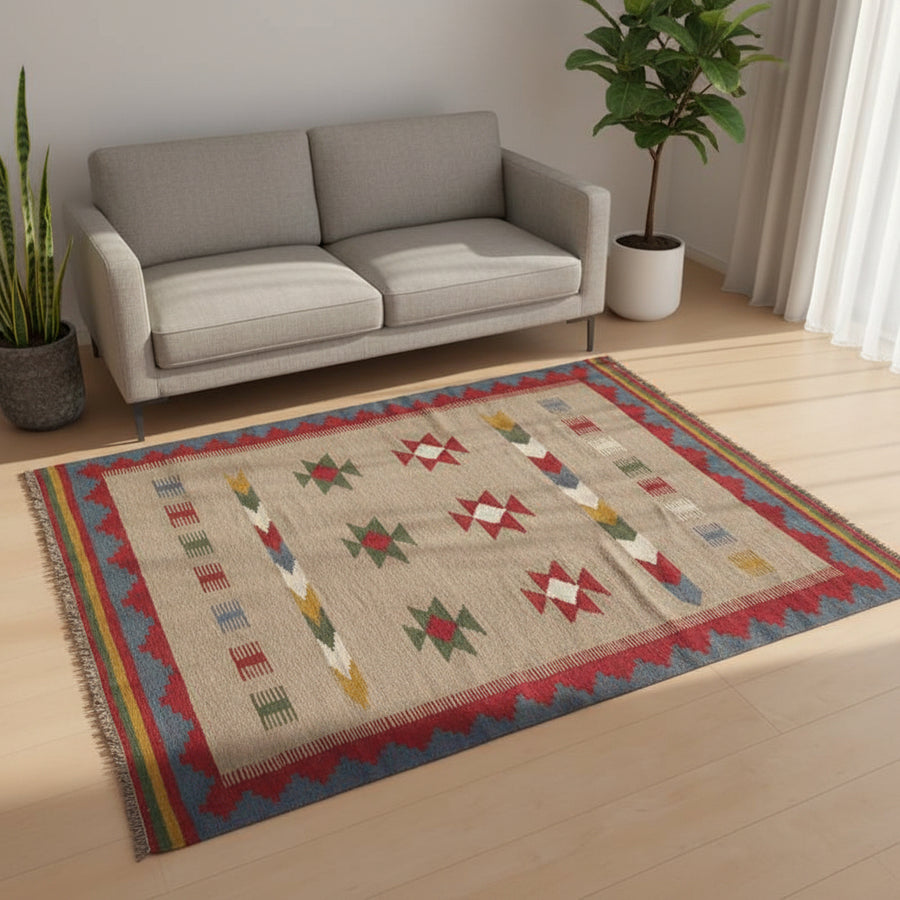 赤いソファの前に、ペルシャ絨毯の専門店から通販で手に入る手織りのウール製ギャッベのラグが敷かれている。