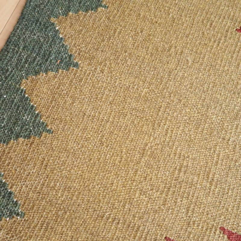 緻密に手織りされたウールのギャッベラグが、ペルシャ絨毯専門店の通販で提供される温かみある模様が際立っている。