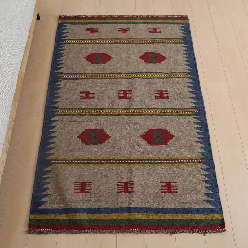 キリム・シラーズ／カシュガイ 159×104cm（KM-845）は、手織りのギャッベラグが、ペルシャ絨毯専門店の通販で購入でき、温かみのあるウール素材と幾何学模様が床に映えている。