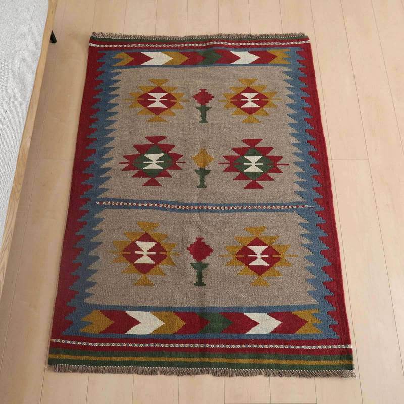 キリム・シラーズ／カシュガイ 146×103cm（KM-862）は、手織りウールのギャッベラグが、ペルシャ絨毯専門店の通販で購入可能な温かみのある模様と色合いが床に映えている。