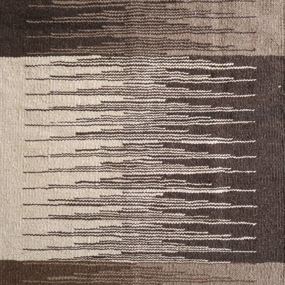 ブラウンとベージュのグラデーションが美しい手織りのギャッベラグは、ウール素材で編まれており、ペルシャ絨毯専門店の通販で入手可能です。