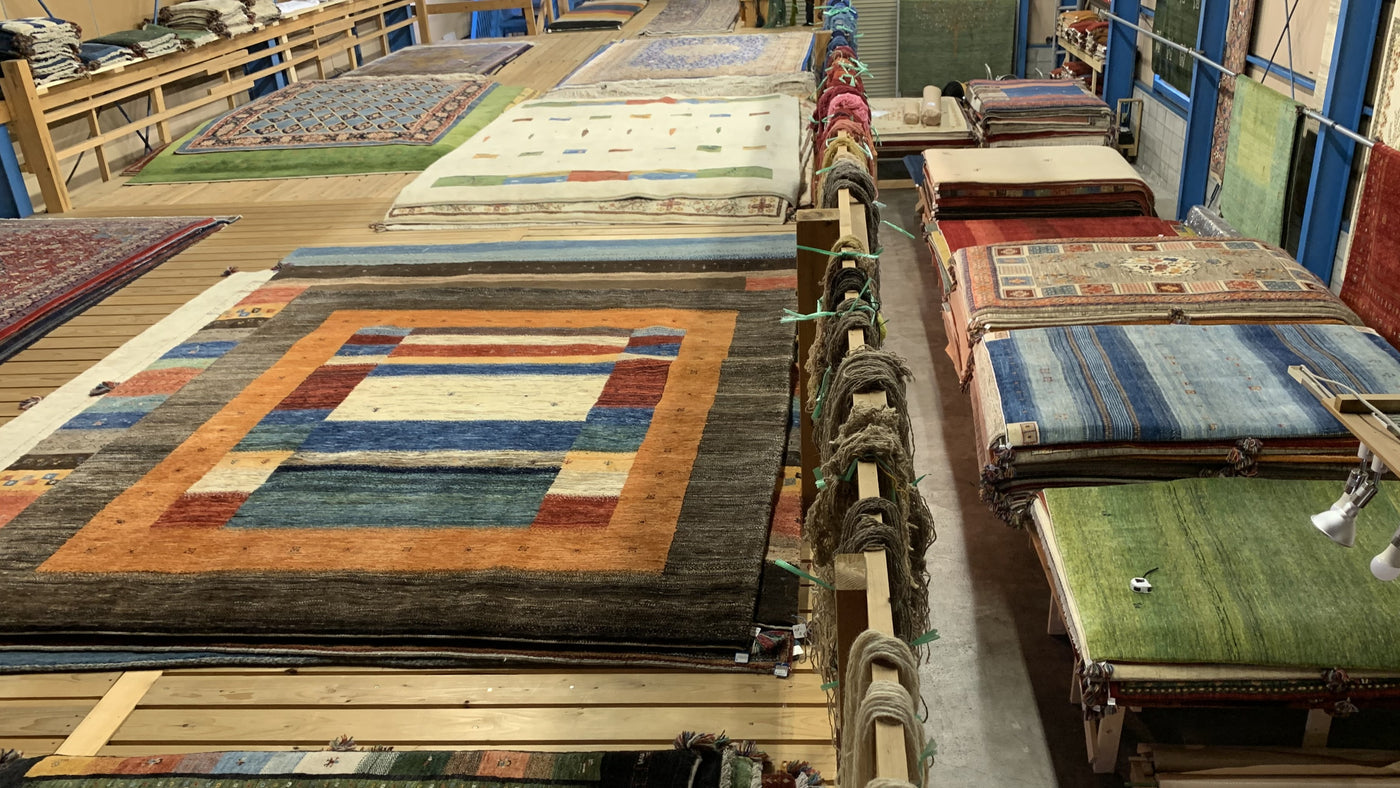 大きさの違うギャッベが並ぶショールームの様子