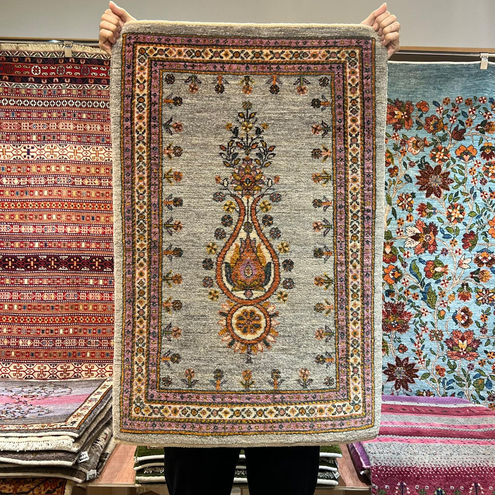 ショールームで柄や色を比較して選べるギャッベ