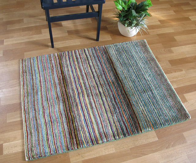 ギャッベ／シェカルー 115×86cm（ZS-2158）ゾランヴァリは、カラフルなストライプ模様が印象的な手織りのギャッベラグは、ウールの温かみが感じられ、リビングや玄関に彩りを添える一枚です。