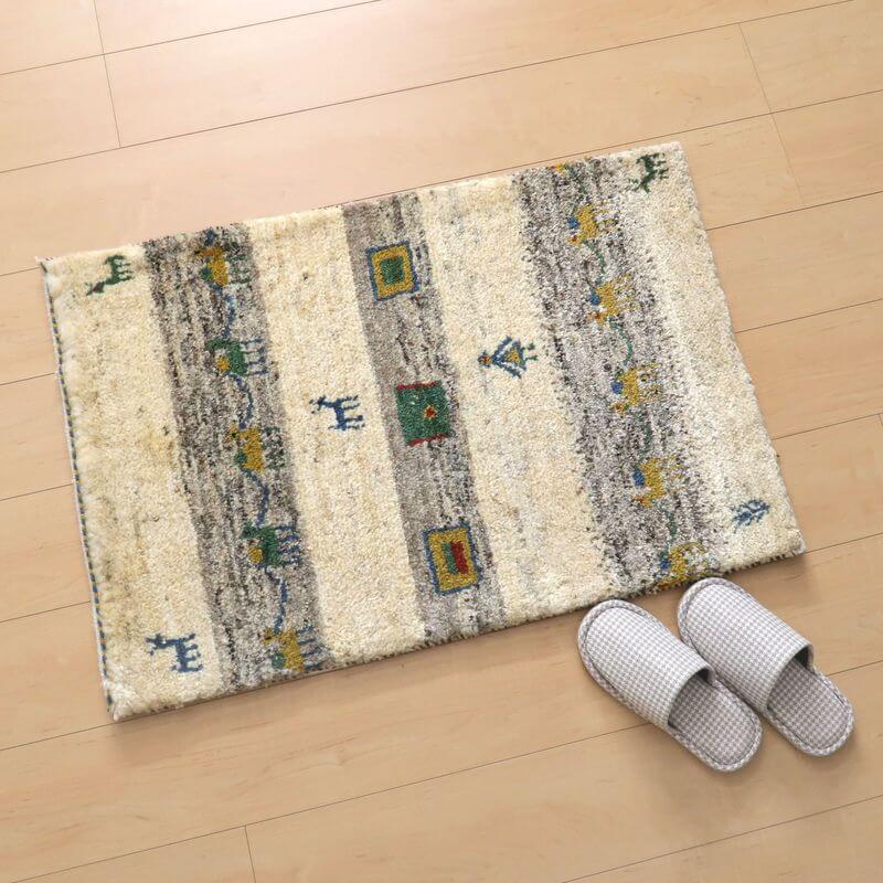 ギャッベ／アマレ 89×60cm（ZSS-10764）ゾランヴァリは、明るいウール素材で丁寧に手織りされたギャッベのラグは、ペルシャ絨毯の伝統的な模様が魅力的で、玄関やリビングにぬくもりと落ち着きをもたらします。