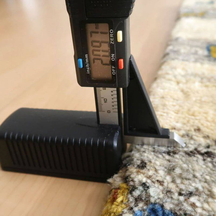デジタルノギスで厚みを測定することで、そのしっかりとした質感と安心感が際立つ手織りウールのギャッベラグ。