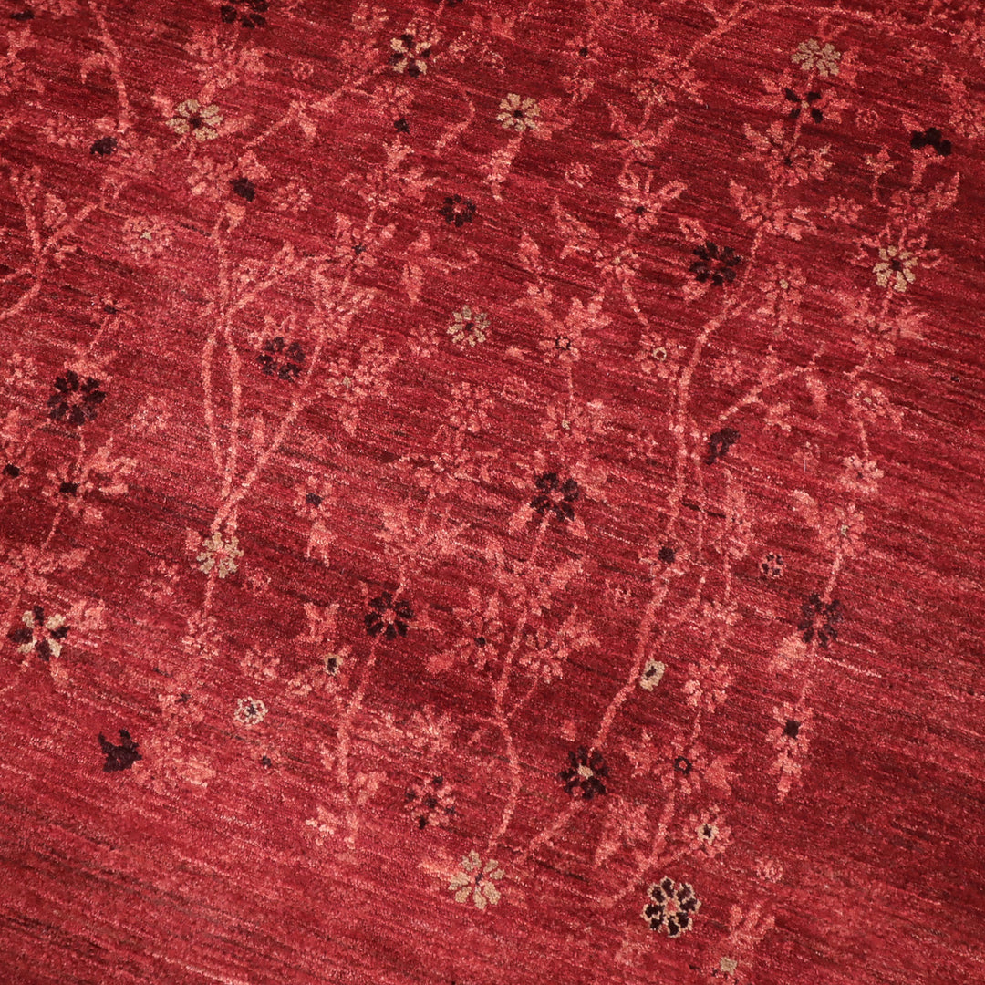 赤い背景にさりげない花柄模様が織り込まれた柔らかい質感の布地